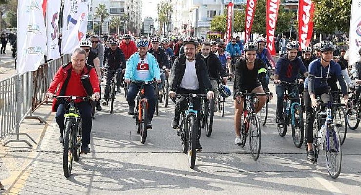 Başkan Böcek iklim değişikliğine farkındalık için pedal çevirdi