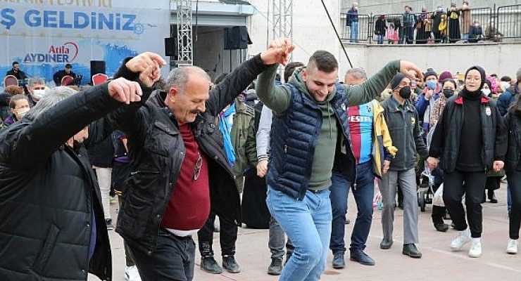 Bayrampaşa hamsi ve horonla coştu