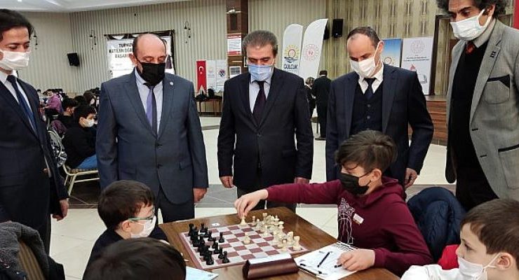 Gölcük’te 308 Öğrenci Satrançta En İyi Hamleyi Yapmak İçin Mücadeleye Başladı
