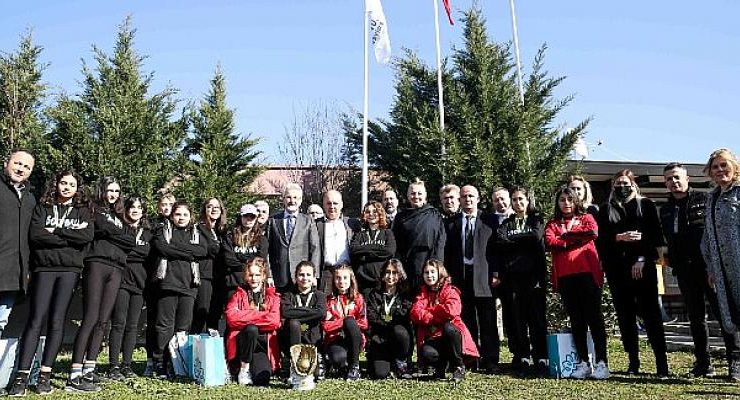 Kupa sevincini Başkan Erdem ile paylaştılar