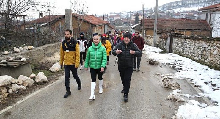Sevgiyle yürüdüler