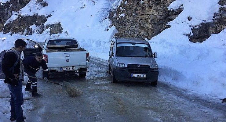 Taşatan Yolu’nda  tuzlama çalışması