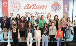 Arzum 14 yıldır satrançta kadının yanında