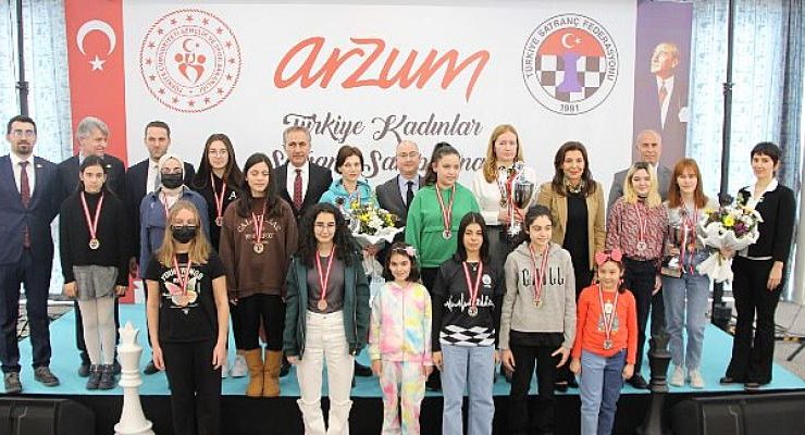 Arzum 14 yıldır satrançta kadının yanında