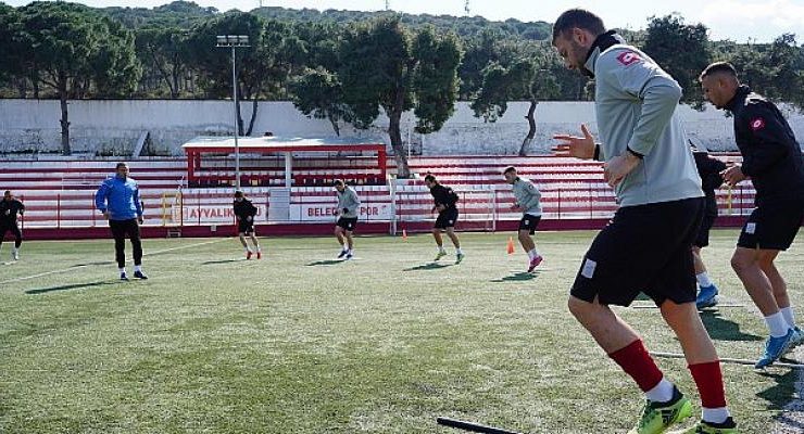 Başkan Mesut Ergin’den Ayvalıkgücü Belediyespor Antrenmanına Sürpriz Ziyaret