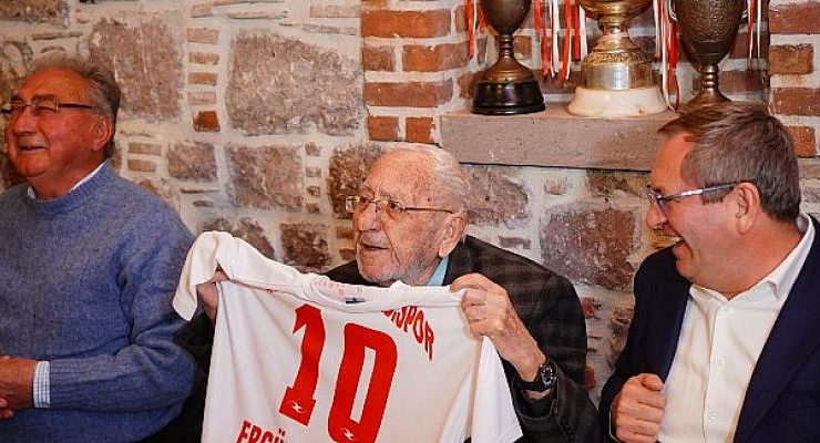 Ergün Tekincan’ Saygı Gecesinde Efsane Futbolcularla Buluştu