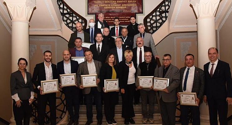 İzmir Ticaret Borsası’nda Aracılar Sertifikalarını Aldı; İlk Kez Bir Kadın ‘Aracılık Sertifikası’ Almaya Hak Kazandı