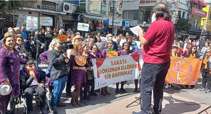 İzmir’de Dünya Tiyatro Günü coşkuyla kutlandı