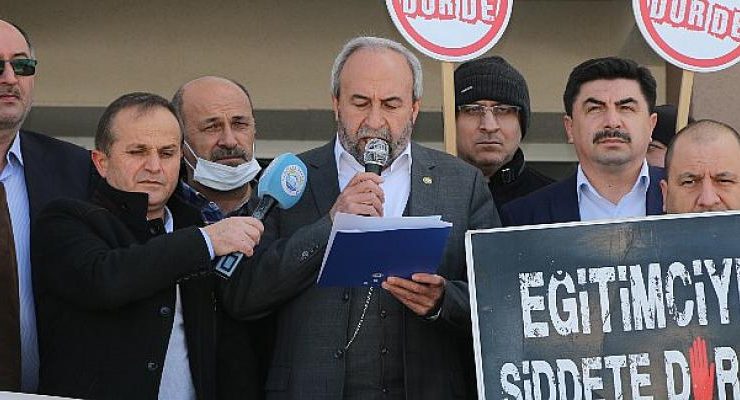 Kayseri’nin Yahyalı ilçesinde öğrencisi tarafından bıçaklanan öğretmen için Eğitim Sen-Bir-Sen Kayseri Şubesi tarafından basın açıklaması yapıldı.