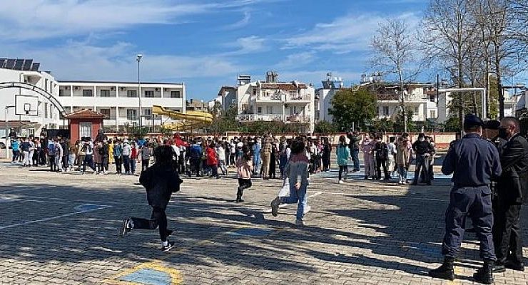 Kemer’de Öğrencilere Deprem Tatbikatı