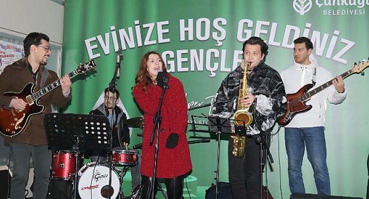 Öğrenci Yemeğinde Canlı Müzik Keyfi
