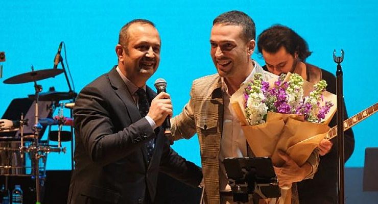 Oğuzhan Koç söyledi, üniversiteliler eşlik etti