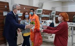 Rektör Budak, Egeli kadın sağlık çalışanlarının “Dünya Kadınlar Günü”nü kutladı