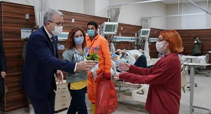 Rektör Budak, Egeli kadın sağlık çalışanlarının “Dünya Kadınlar Günü”nü kutladı