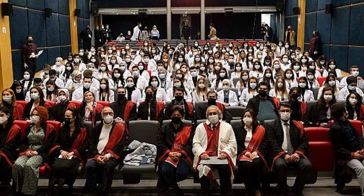 Sağlık öğrencilerinin beyaz önlük giyme coşkusu