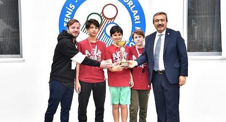 Şampiyonlar madalyalarını Soner Çetin verdi