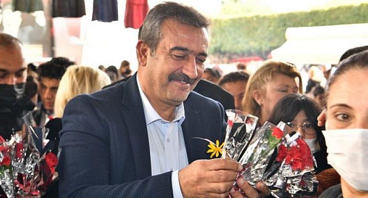 Sosyete Pazarında kadınlara karanfil dağıttı