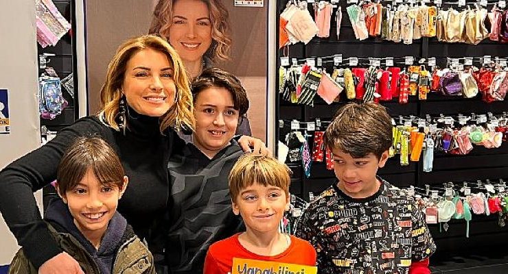 Ünlü oyuncu Özge Özberk, çocuklar için çıkardığı ilk kitaplarını sevenleri için imzaladı