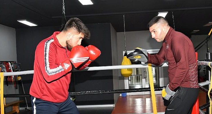 Yakın Doğu Üniversitesi öğrencisi Serkan Demirkol, Türkiye Üniversiteler Arası Boks Şampiyonasında KKTC’yi temsil edecek!