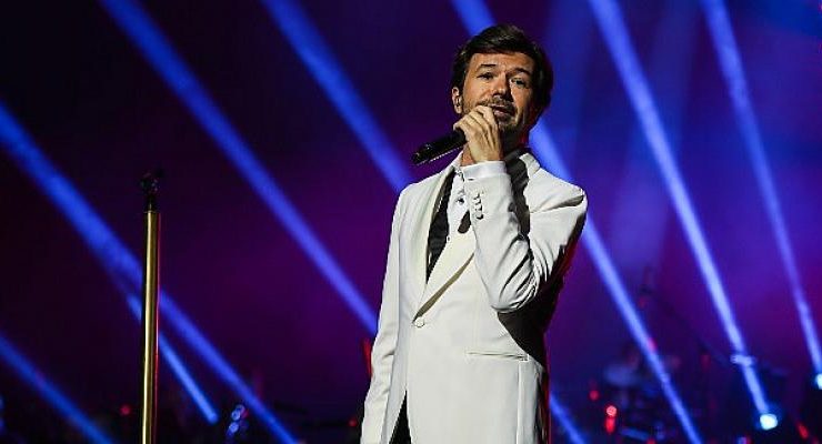 Yalın ‘Unutulmaz Şarkılar’ Konserinde Dakikalarca Alkışlandı