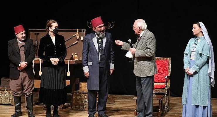 Yenilmez, Usta İsimi Oyunuyla DEÜ Sahnesindeydi