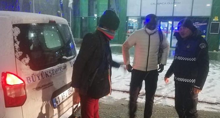 Zabıta kar kış demeden vatandaşın yanında