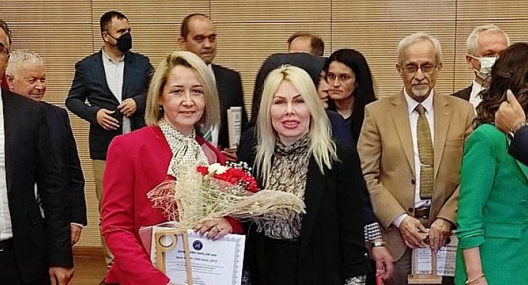 AKÇAM Çevre Hizmet Ödüllerinden Egeli bilim insanına “Bilim Hizmet Ödülü”