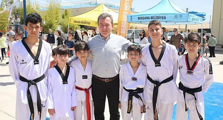Bergamalı çocuklar 23 Nisan’a özel şenlikle Pazar tatilini eğlenerek geçirdi