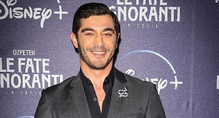 Burak Deniz, Rol Aldığı “Cahil Periler” Dizisinin Galasına BVLGARI Mücevherlerle Katıldı