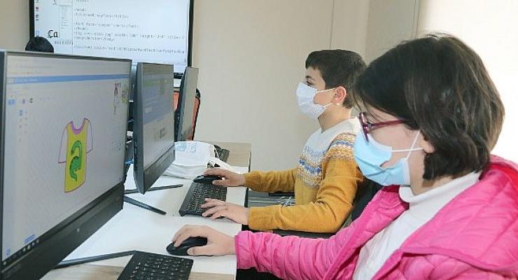 Çocuklar Teknoloji Öğreniyor