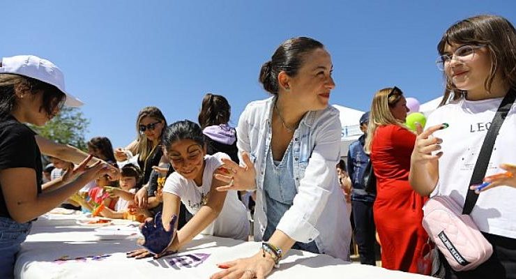 Efes Selçuk’ta 23 Nisan Çocuk Şenliği renkli görüntülere sahne oldu.