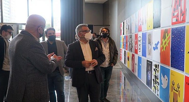 ‘Fake News’ afiş sergisi   İstinye Üniversitesi’nde ziyarete açıldı