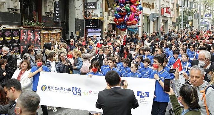 FMV Işık Okulları, 23 Nisan coşkusunu Nişantaşı caddelerine taşıdı