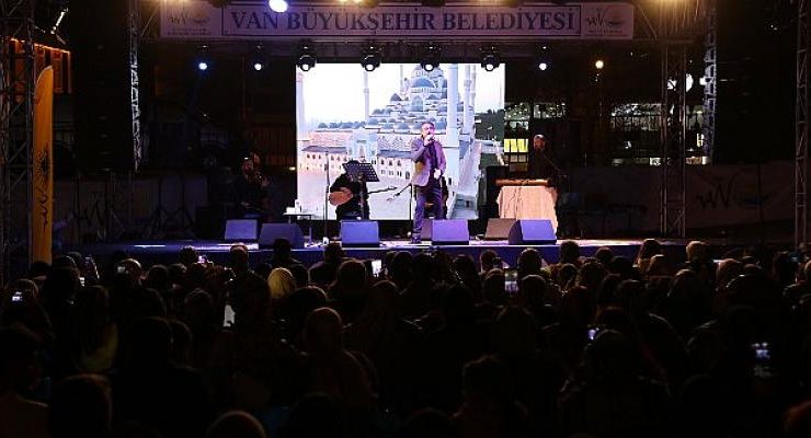 İlahi Sanatçısı Yusuf Eşref Ziya Vanlılara Unutulmaz Bir Gece Yaşattı