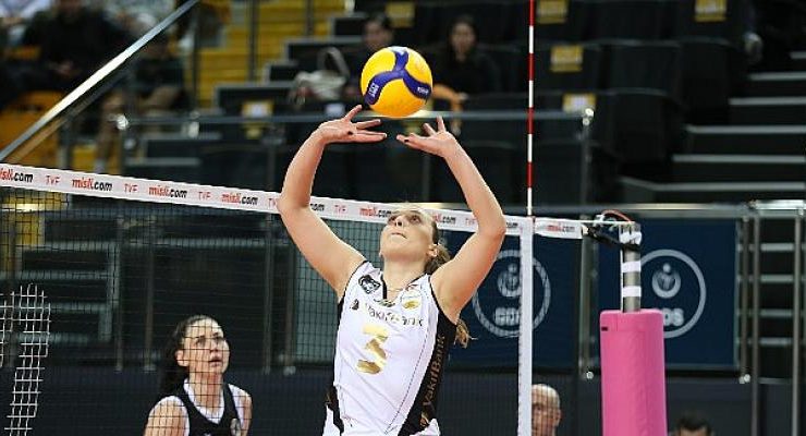 Lider VakıfBank normal sezonu galibiyetle kapattı