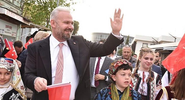 Menemen’de 23 Nisan Şenlikleri kortejle başladı