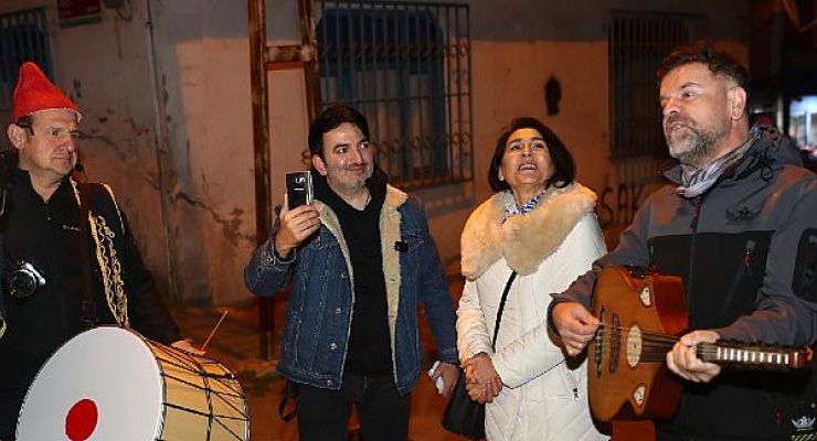 Ünlü sanatçı ud çalarak sahura kaldırdı