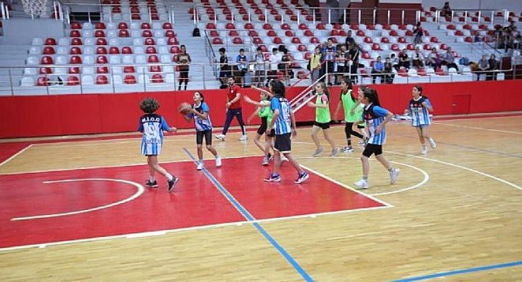 Bayraklı’da okullar arası basketbol turnuvası