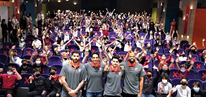 Bilfenli Öğrenciler Pınar Karşıyakalı Oyuncularla Buluştu