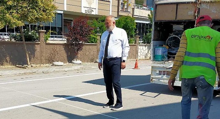 Çiftlikköy’de Yol Çizgi Çalışmaları Tamamlanıyor