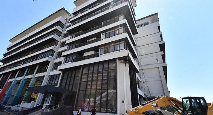 Depremde hasar gören hizmet binası yıkılıyor