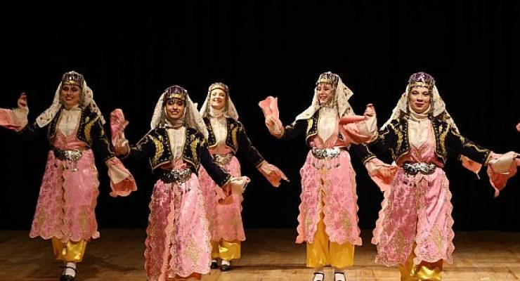 EÜ Dans Topluluklarından renkli görüntüler