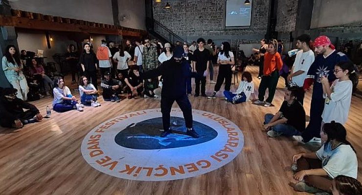 İzmir Uluslararası Gençlik ve Dans Festivali renkli görüntülere sahne oldu