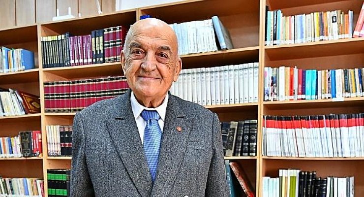 İzmirliler 100. Yıl Anı Evi için sandıkları açtı