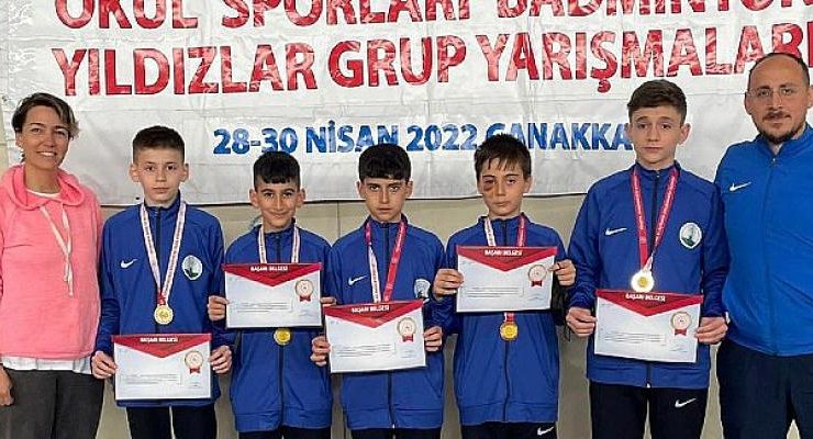 Osmangazili Badmintoncular Birincilik Kürsüsünde