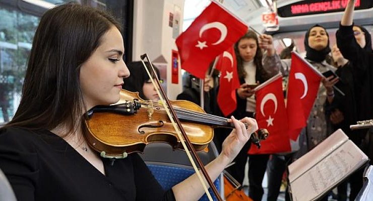 Tramvayda 19 Mayıs coşkusu