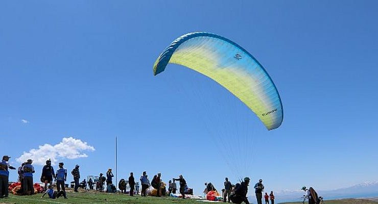Türkiye Yamaç Paraşütü Şampiyonası Van Gölü Sahillerinde Başladı
