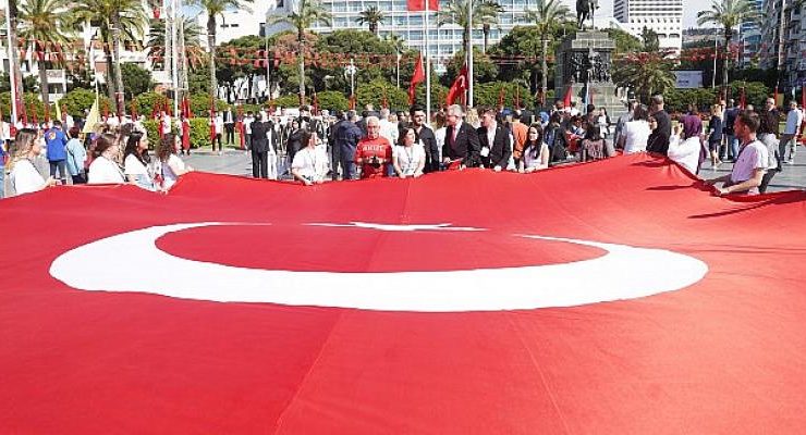 Üniversiteli sporcuların festival korteji İzmir’i renklendirdi
