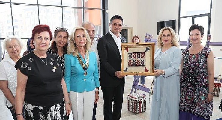 Aliağa Gençlik Merkezi’nde Tarihi Helvacı Kilimi Sergisi
