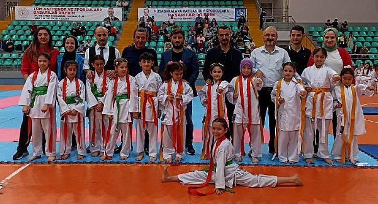 Bağcılarlı karateciler kuşak fırlattı